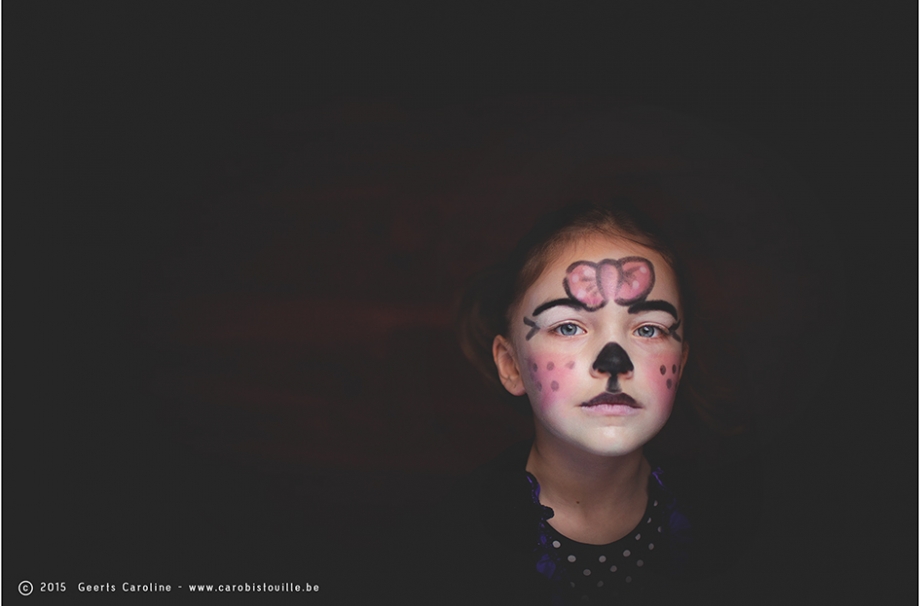 photo d'une petite fille maquillée en chat pour le carnaval