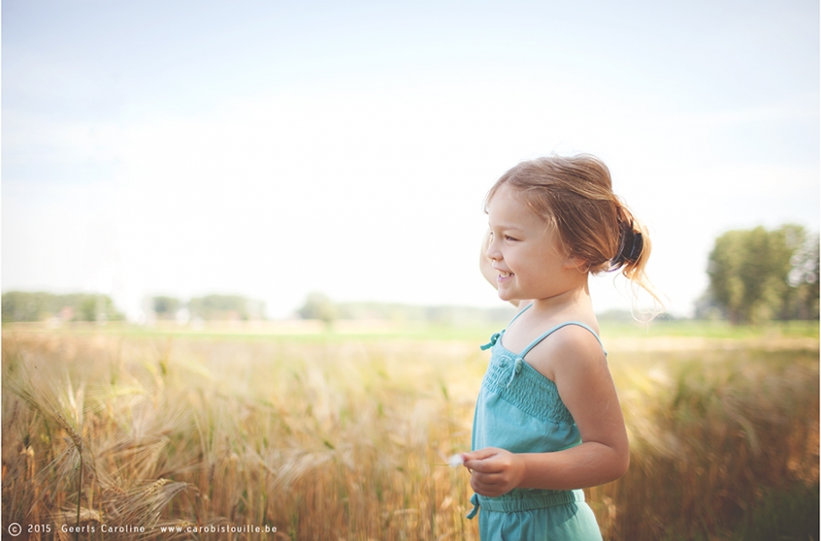 Photographe lifestyle des enfants contents et heureux au soleil 
