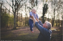 Un grand-père qui porte son petit-fils dans les airs.